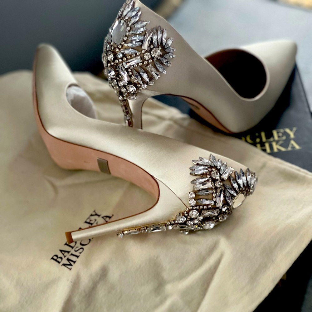 Badgley Mischka Poetry II Ivory Satin Pump with Beautiful Broche Backing NEW!